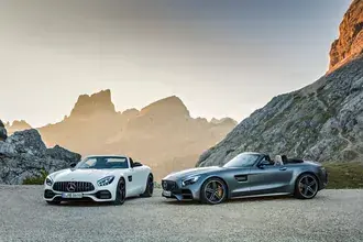 Belo-srebrni Mercerdes AMG GT z ozadjem skalnatih gora 4K ozadje