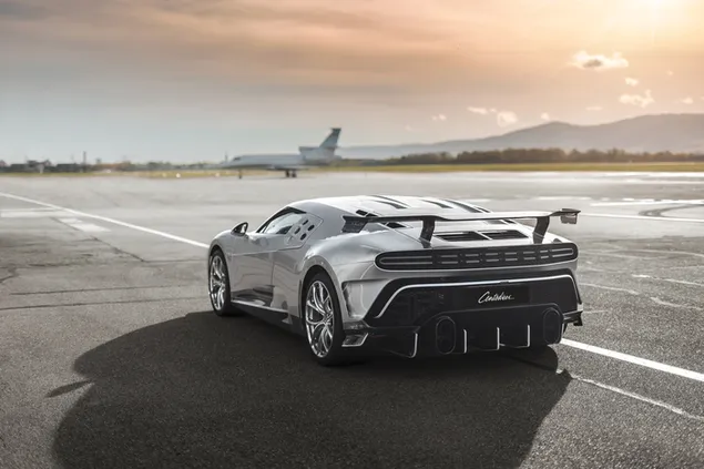 Bugatti blanco en el aeropuerto
