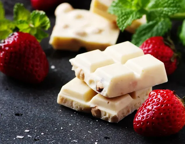 Baltojo šokolado plytelė su braškėmis 4K ekrano užsklanda