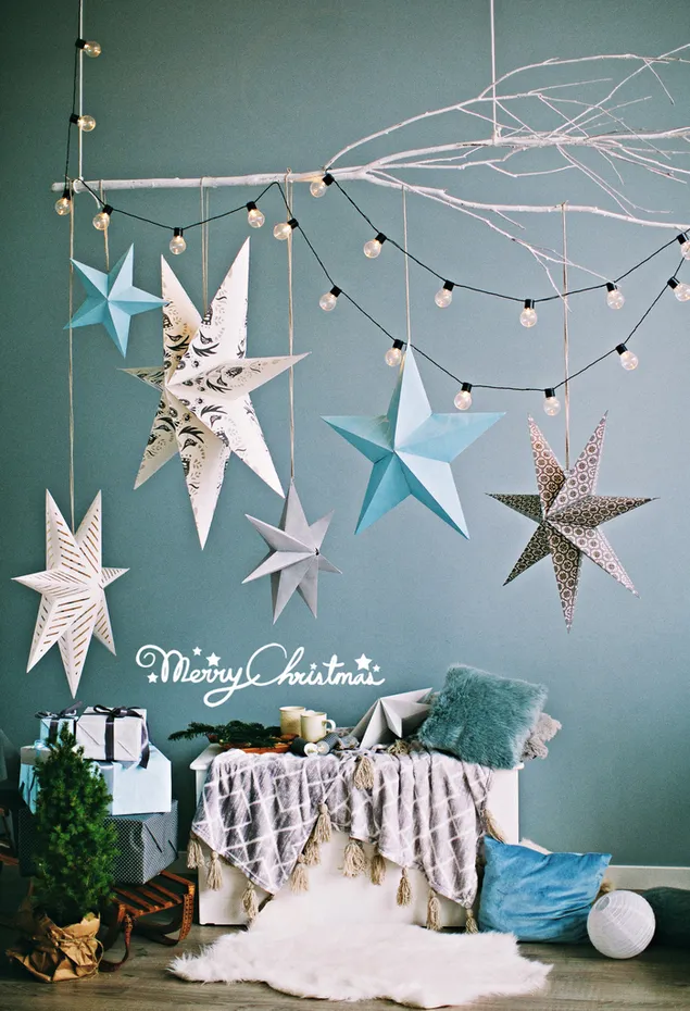 Dekorasi Natal putih dengan bintang lucu DIY 2K wallpaper