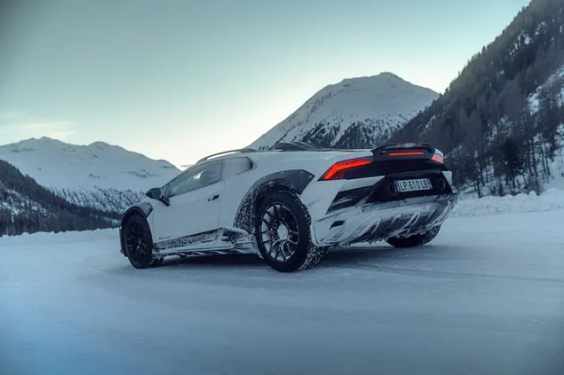 Warna putih Lamborghini Huracan Sterrato di tanah salju 6K wallpaper