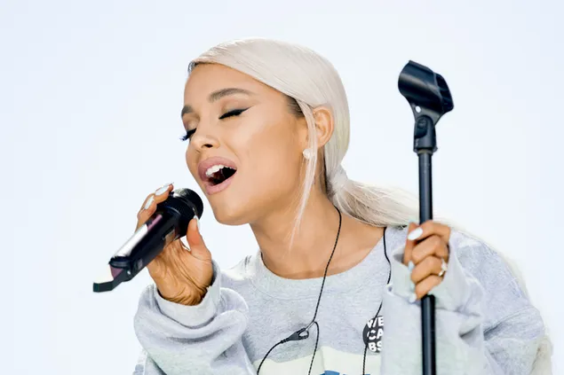 Actuación en vivo de 'Ariana Grande' de pelo blanco
