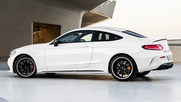 Vista lateral del coche deportivo Mercedes-AMG C 63 S blanco