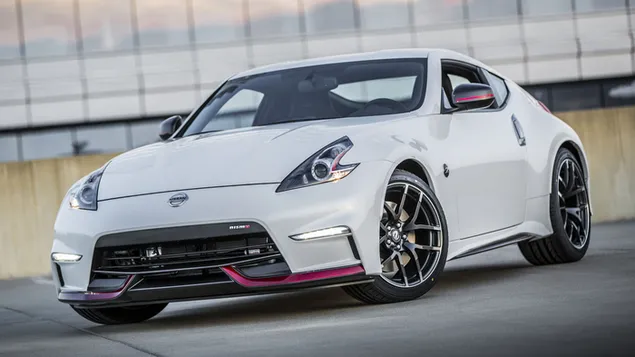 Wit Nissan 370Z Nismo sportmotor aflaai