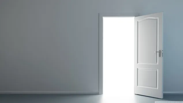 Porta blanca oberta a llums blanques a l'habitació de la casa baixada