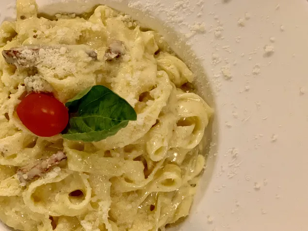 Бяла паста с чери домати отгоре 2K тапет