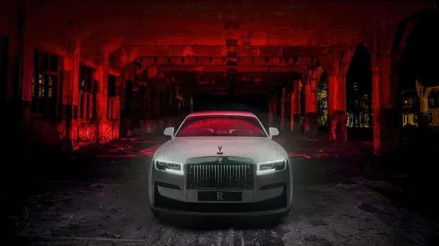 Rolls-Royce blanco en oscuridad roja