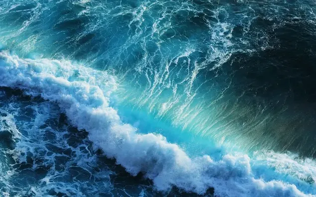 Gelombang air putih terbentuk oleh air laut biru