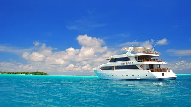 熱帯の海の白いヨット 4K 壁紙