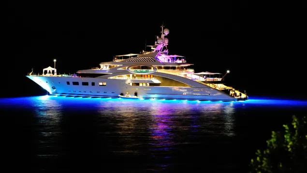 Weiße Yacht mit Lichtern in der Nacht herunterladen