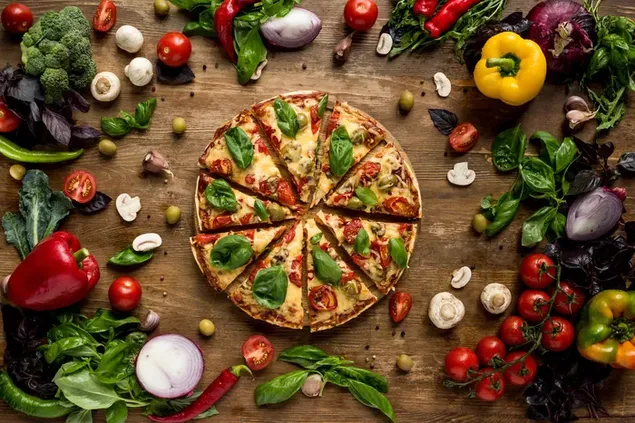 Pizza cheesy utuh dengan sayuran dan rempah-rempah di sekelilingnya