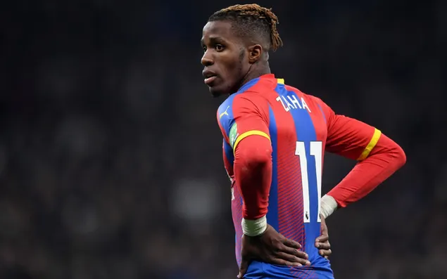 威爾弗里德·扎哈 (Wilfried Zaha) 在體育場雙手叉腰擺姿勢 2K 壁紙
