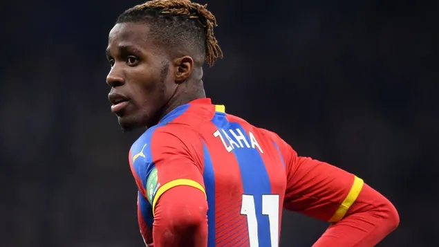 威爾弗里德·扎哈 (Wilfried Zaha) 站在球場邊 2K 壁紙