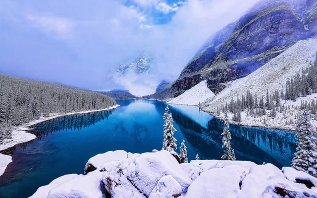 霧深い雪山と湖の冬景色
