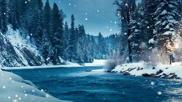 Зимска река што тече низ шума покриена со снег 2K тапет