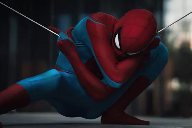 Dengan Spider Man Gaya Kerennya Melemparkan Jaringnya Di Kedua Sisinya 4K wallpaper