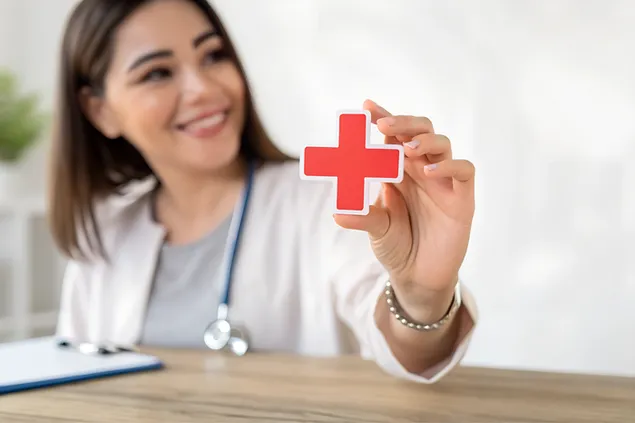 Vrou se hand hou plus-ikoon vir die mediese ikoon vir gesondheidsorg en gesondheidsversekering 4K muurpapier