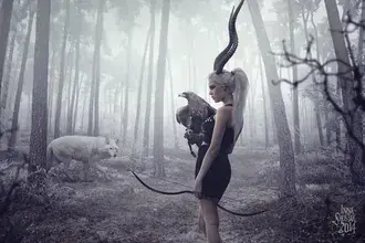 Femme dans la forêt brumeuse 2K fond d'écran