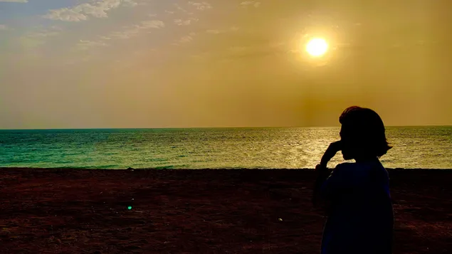 Силует на жена на плажа 4K тапет