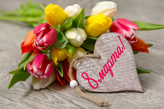 Frauentag - Bunte Tulpen und Herzdekoration herunterladen