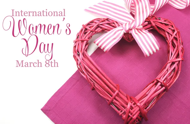 Dia de la Dona - decoració de cor feta a mà baixada