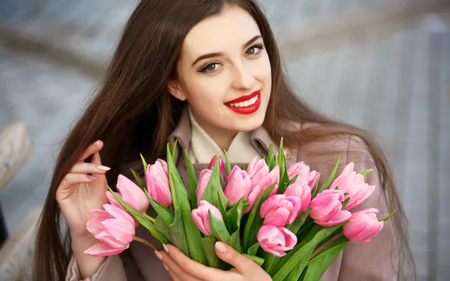 Kvinnodagen - Leende flicka med tulpanbukett 4K bakgrund