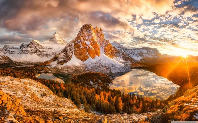 Pamje e mrekullueshme malore me dëborë dhe natyrë në lindjen e diellit 4K sfond