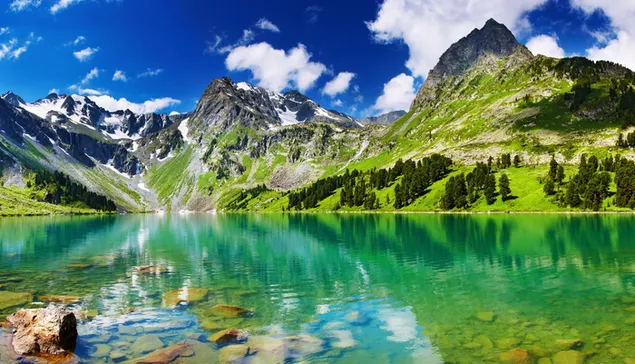 Herrliche Aussicht auf Berge, Hügel, Bäume und bewölkten Himmel, die sich im sauberen grünen Seewasser widerspiegeln 4K Hintergrundbild