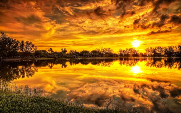 Prachtig uitzicht weerspiegeld in het meer bij zonsondergang HD achtergrond