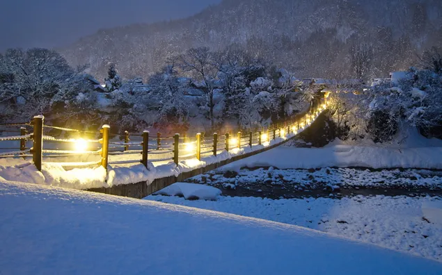 Puente de madera en el lago congelado