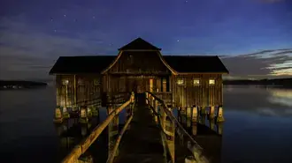 Lesena koča zvečer 4K ozadje