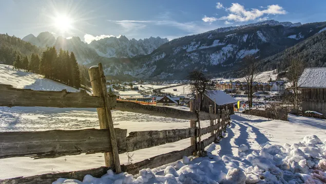drvena ograda u snijegom prekrivenom polju. stara, siva ograda u snijegu. preuzmi