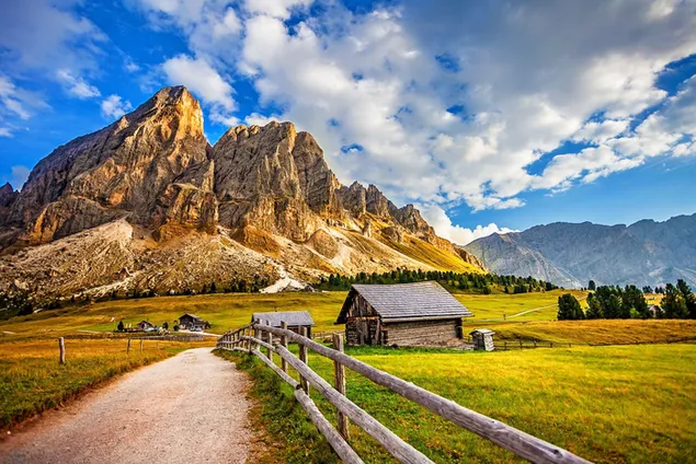 Holzhaus an Dreckstrooss Vue a bewölktem Wieder mat Bierger a Fielsen Vue HD Tapeten