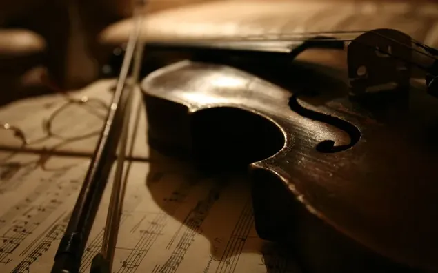 Violin bằng gỗ, arche và kính trên sổ ghi chú tải xuống