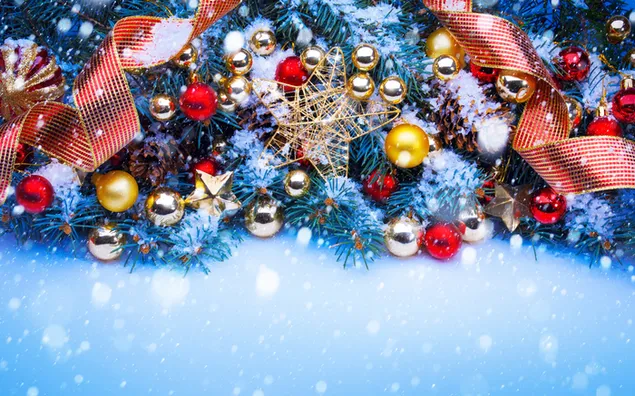 rizdvyani prikrasi nad sosnoyu zavantazhiti