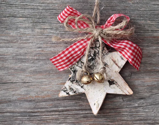 Adorno de estrella de madera de Navidad con cinta roja y pequeñas campanas