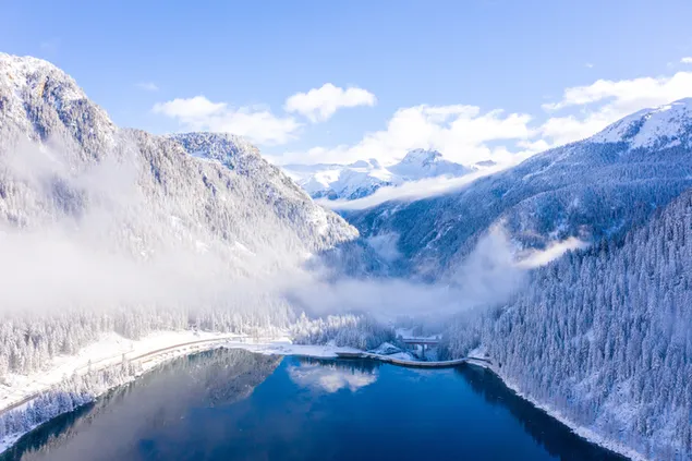 雪の下で山と湖の景色