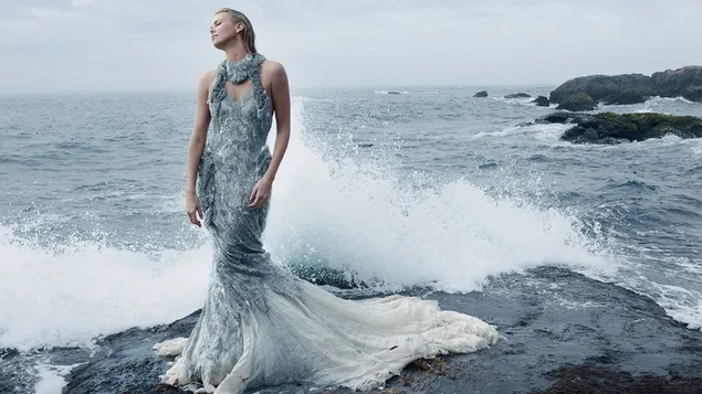 岩の多いビーチでマーメイドドレスを着たシャーリーズ・セロン ダウンロード