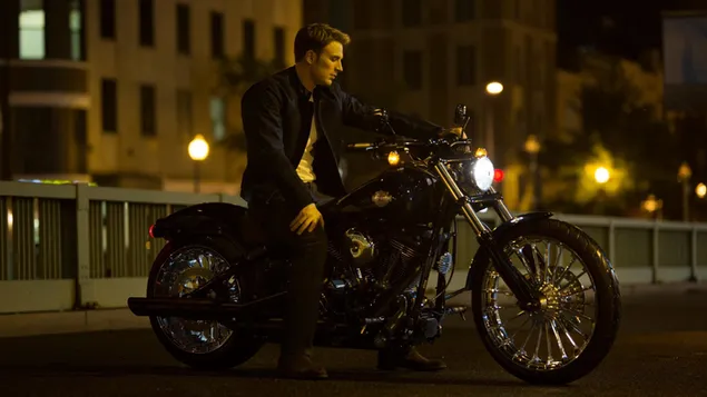 夜にバイクに乗るキャプテン・アメリカの映画主人公クリス・エヴァンス ダウンロード