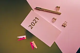 분홍색 배경에 금색으로 쓰여진 2021년 4K 배경화면