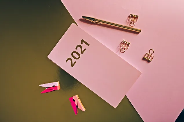 Tahun 2021 ditulis dengan warna emas dengan latar belakang merah muda 4K wallpaper