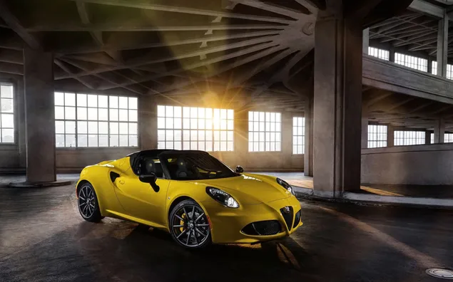 zuti alfa romeo 4c u garazi sa pogledom na sunce preuzmi