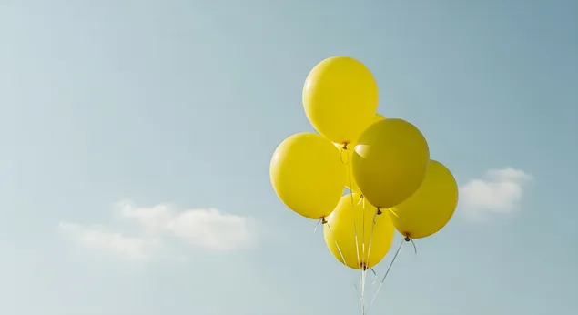 Gule balloner i blå himmel - Fest og glæde 4K baggrundsbillede