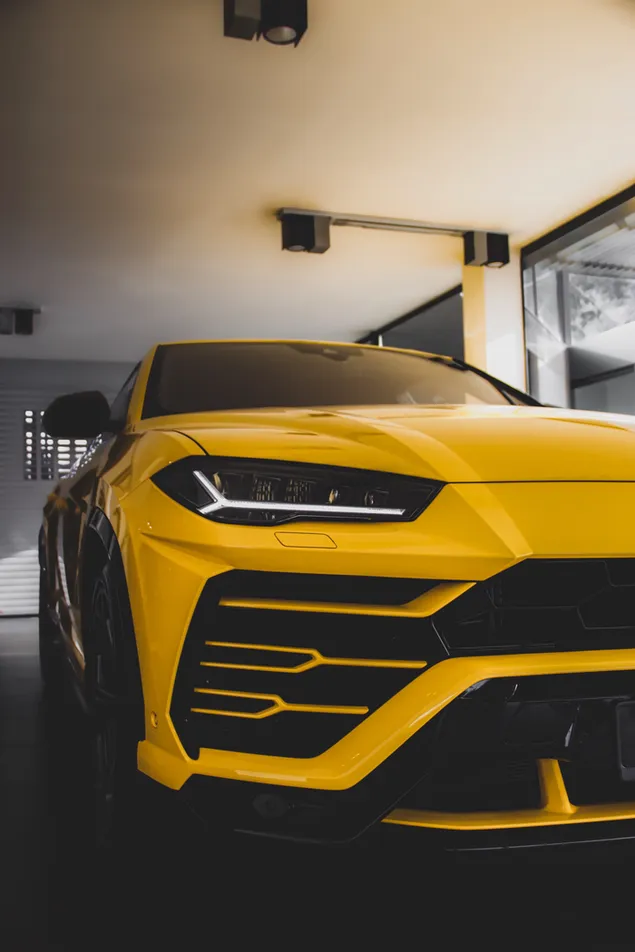 Mobil kuning diparkir di dalam garasi unduhan