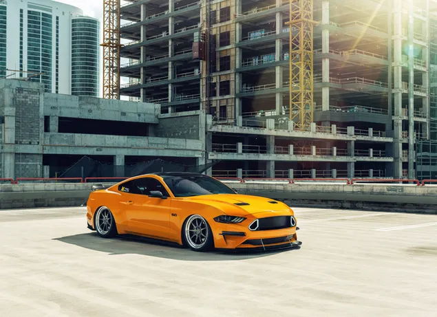 Ford Mustang jaune sur le chantier de construction 6K fond d'écran