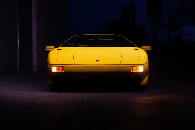Lamborghini amarillo y noche oscura