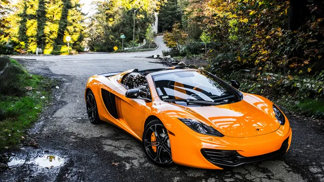 Gele McLaren MP4-12C Spider sportwagen
