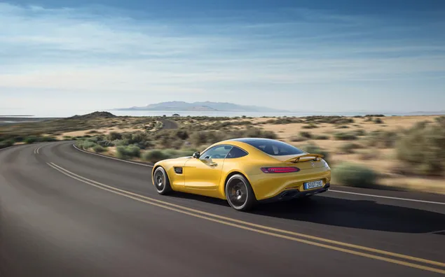 Жовтий спортивний автомобіль mercedes amg GT S завантажити