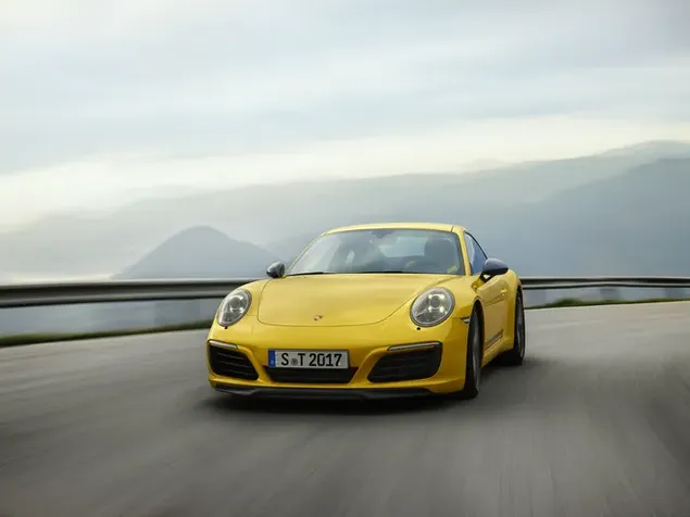 Porsche 911 Carrera T amarillo 4K fondo de pantalla