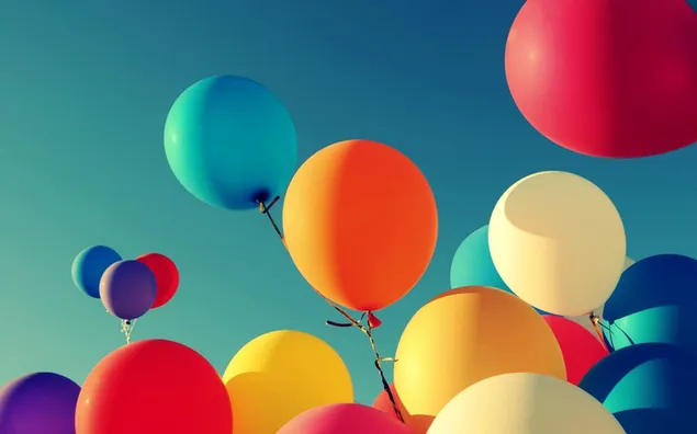 Geel rood oranje en een veelkleurige ballon klaar om de lucht in te vliegen